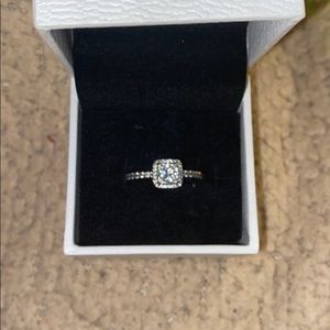 Square sparkle halo ring. Size: 7.5-8.5